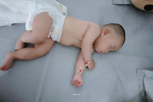 射洪宝宝拍嗝的正确方法